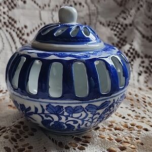 Reticulated Chinoiserie Tealight Holder Vented Potpourri Blue & White